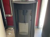 un chauffe-eau noir posé à même le sol dans une pièce