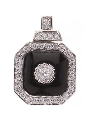 un gros plan d'un pendentif en forme de diamant noir et blanc sur fond blanc