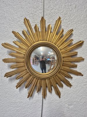 une personne prenant une photo d'un rayon de soleil dans un miroir