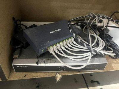 une boîte contenant tout un tas de câbles et un disque dur