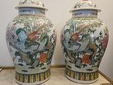 deux vases posés sur une table en bois