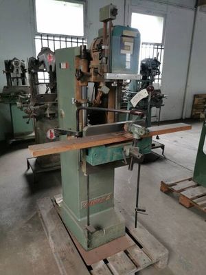 a machine that is sitting on a pallet in a warehouse