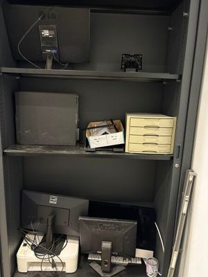 une armoire sur laquelle sont posés tout un tas d'appareils électroniques