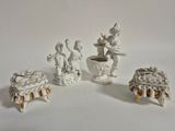 trois figurines assises côte à côte sur une table