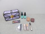 une boîte de maquillage et d'autres objets posés sur une table