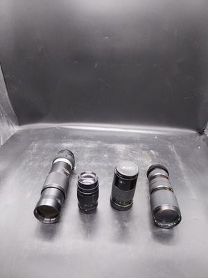 quatre caméras posées sur une table en métal