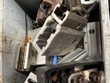 une boîte contenant tout un tas de pièces métalliques