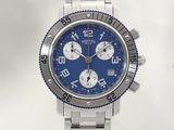 une montre en argent avec un cadran bleu sur fond blanc