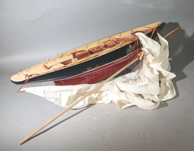une petite maquette de bateau posée sur un tissu blanc