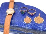 trois bagues, une montre, un bracelet et une bague sertie d'une pierre bleue