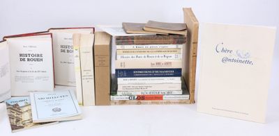 plusieurs livres sont empilés sur une table