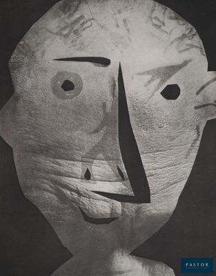 une vieille photo en noir et blanc représentant la tête d'un homme dont le visage est fait de papier