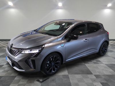 une voiture argentée garée dans un garage au sol en damier