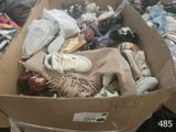 une boîte en carton remplie de chaussures et d'autres objets