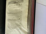 un livre à la couverture noire posé sur une table