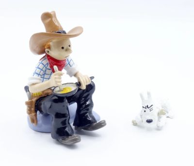 une figurine représentant un cow-boy assis sur une chaise à côté d'un chien