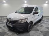 la camionnette blanche est garée sur le sol en damier d'une pièce