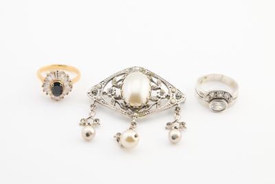une collection de bijoux comprenant des bagues, des bagues et des bagues