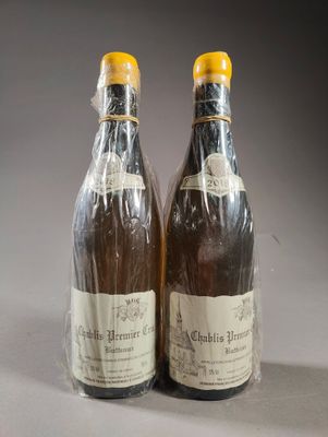 deux bouteilles de vin posées l'une à côté de l'autre sur une table