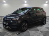 une voiture noire garée sur le sol en damier d'un garage