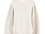un pull blanc posé sur un mannequin, devant un fond blanc