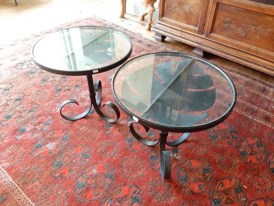deux tables posées sur un tapis dans une pièce