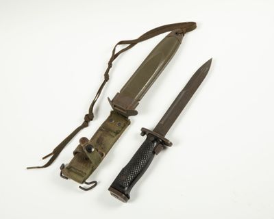 une image représentant un couteau et son étui sur un fond blanc