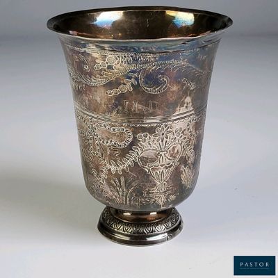 un vase en argent posé sur une table