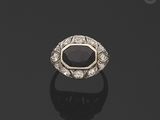 une bague sertie d'un diamant noir et de diamants