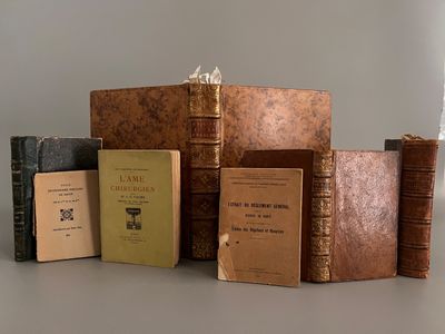 plusieurs vieux livres posés sur une table les uns à côté des autres