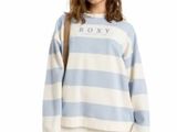 une femme portant un pull rayé bleu et blanc et un pantalon blanc