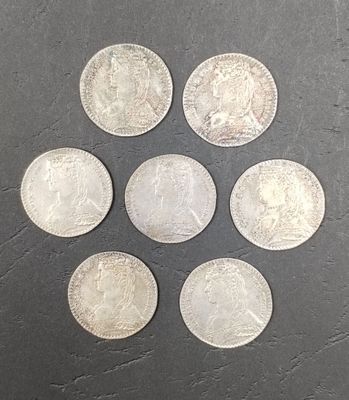 six pièces d'argent britanniques différentes sur un fond noir