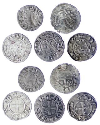 six types différents de pièces d'argent sont représentés sur un fond blanc