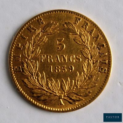 une pièce d'or posée sur une surface blanche
