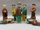 cinq figurines représentant des hommes asiatiques et un chien
