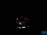 un gros plan d'un diamant rouge sur fond noir