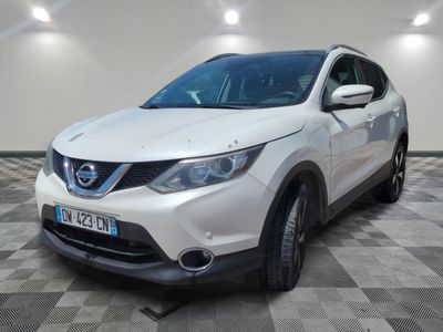 le nissan qx - v blanc est garé sur un sol en damier