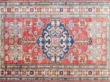 un tapis rouge et bleu à motifs de médaillons