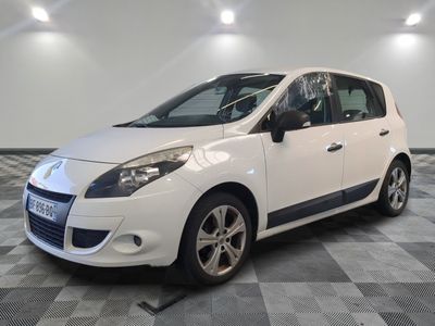 la photo d'une voiture blanche garée dans un garage