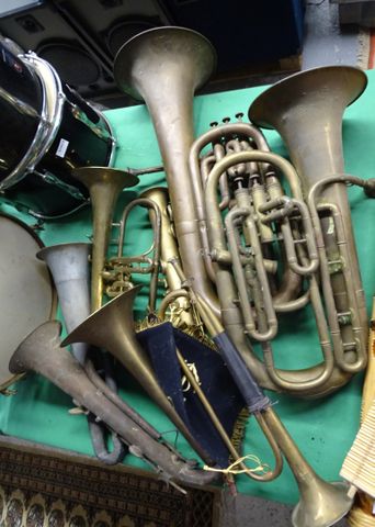 Lot d’instruments à vent, : trompettes, cornets, et divers