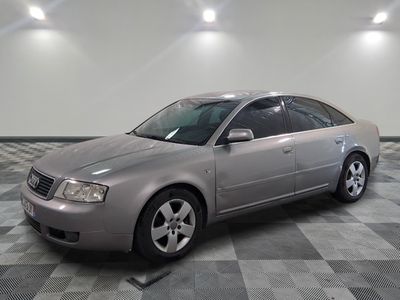 une voiture argentée garée dans une pièce