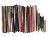 un grand nombre de livres empilés les uns sur les autres