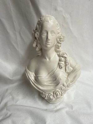 buste en marbre blanc représentant une femme, sur fond blanc