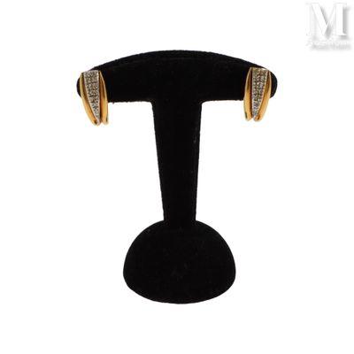 gros plan d'une paire de boucles d'oreilles sur un support