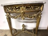 une console ancienne avec un plateau en marbre et des décorations à la feuille d'or