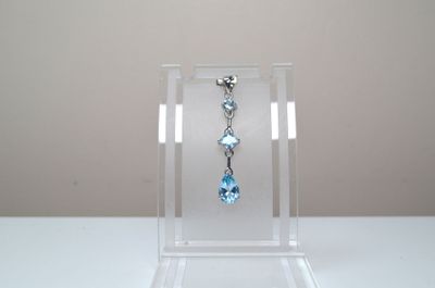une paire de boucles d'oreilles exposées sur une table