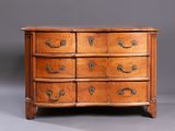 une commode ancienne avec des poignées en laiton et des tiroirs