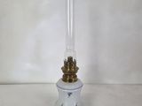 une lampe en verre posée sur une table