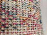 Gros plan sur la main d'une femme tenant un sac à main multicolore