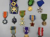 un assortiment de médailles présentées sur un fond blanc